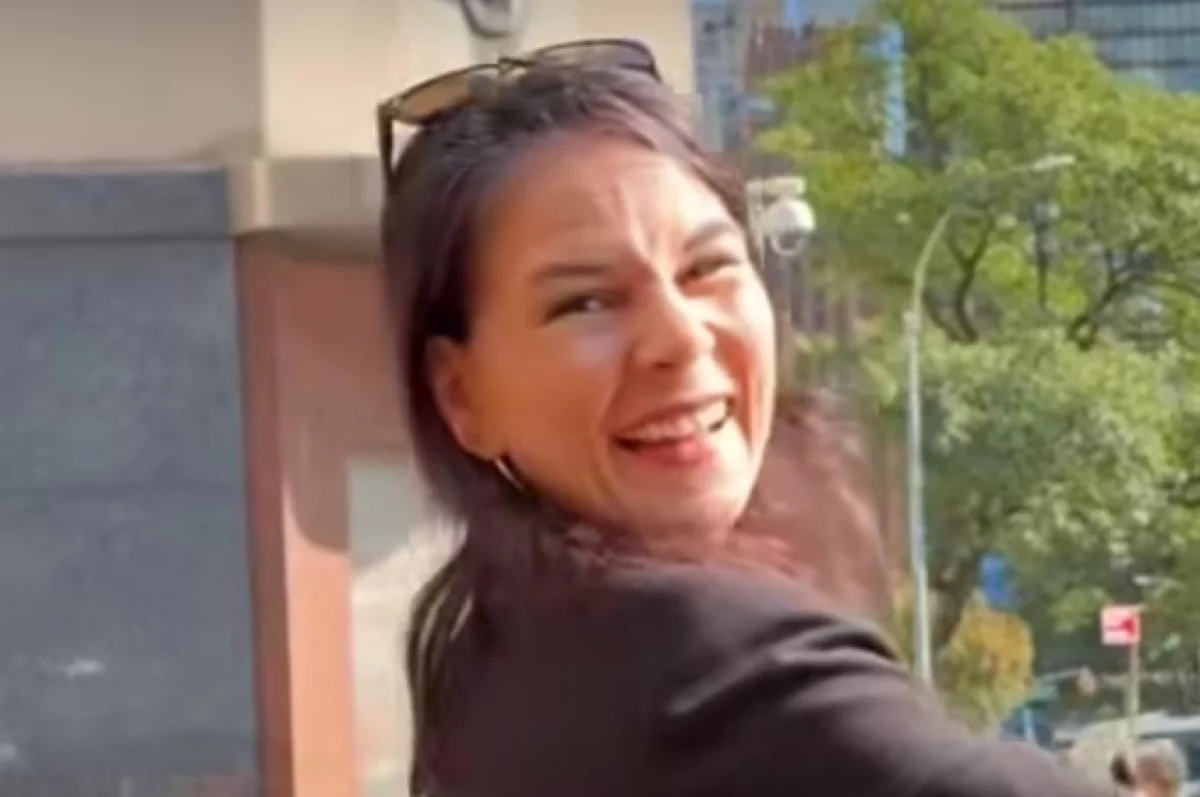 Экс-глава МИД ФРГ Бербок подверглась критике за видеоролики в стиле «Секс в большом городе»