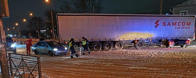 В Новосибирске фура перекрыла движение к аэропорту Толмачёво