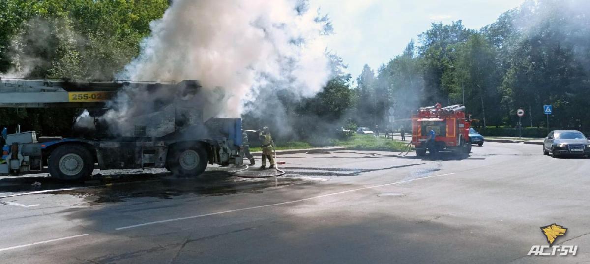 Автокран загорелся возле Монумента Славы в Новосибирске