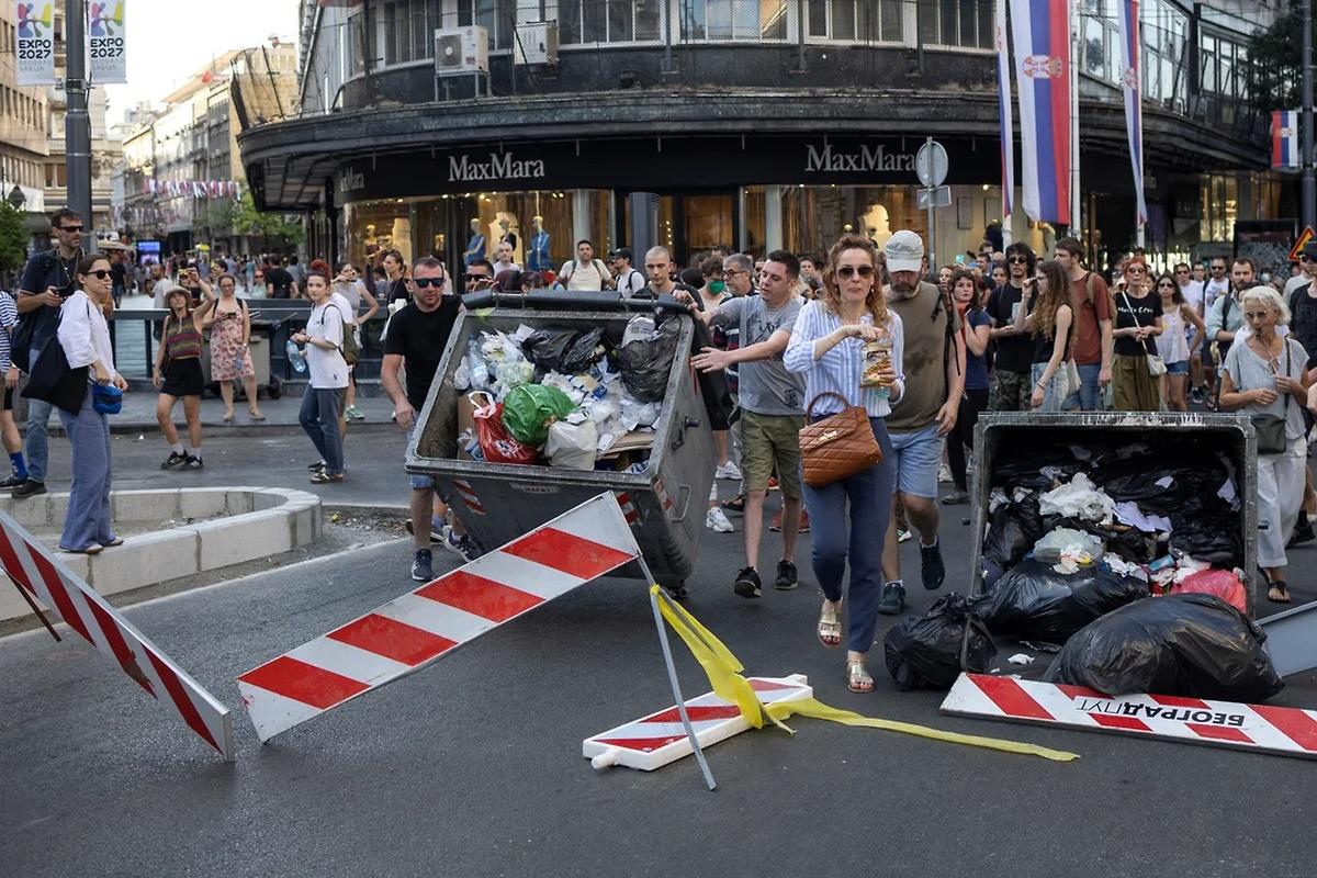 Протестующие в Сербии меняют тактику