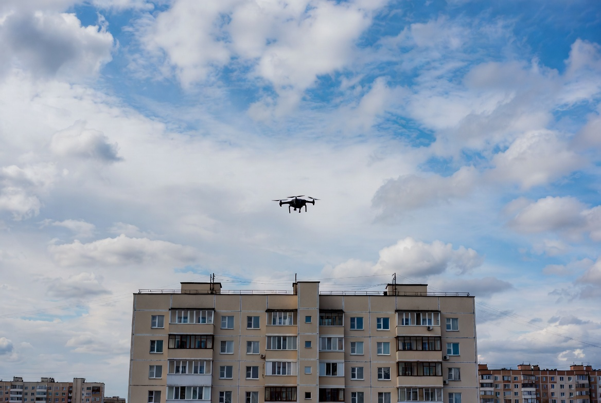 В Волгограде вражеский беспилотник атаковал жилой дом