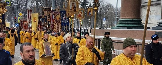 В Петербурге крестный ход у Исаакиевского собора собрал 6000 человек