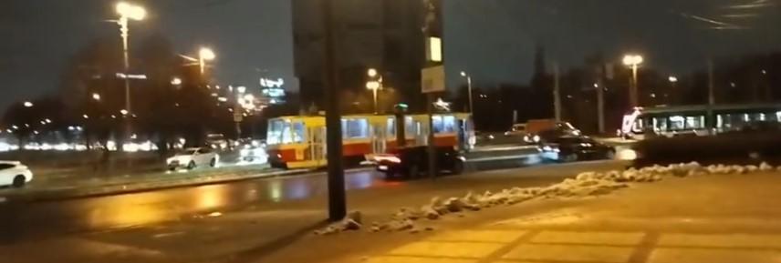В Калининграде попавший в ДТП трамвай перегородил дорогу