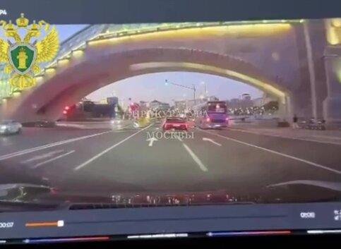 Момент наезда на толпу пешеходов в Москве попал на видео