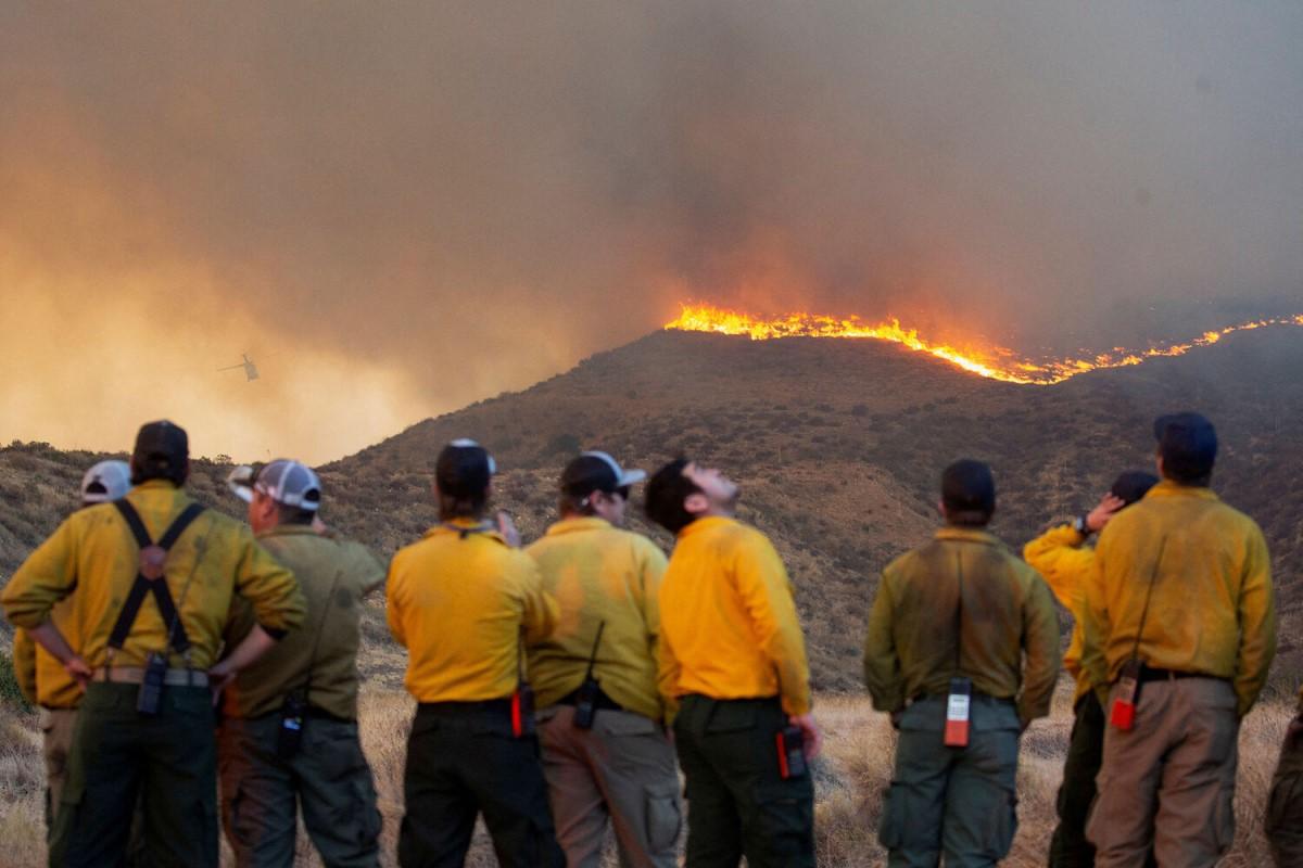Пожарным, тушившим пожары в Калифорнии, предложили уволиться