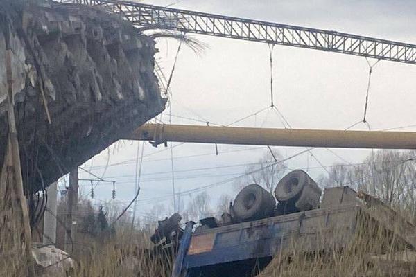 Один человек погиб при обрушении путепровода в Смоленской области