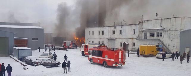 В Петербурге несколько человек пострадали при пожаре на складах