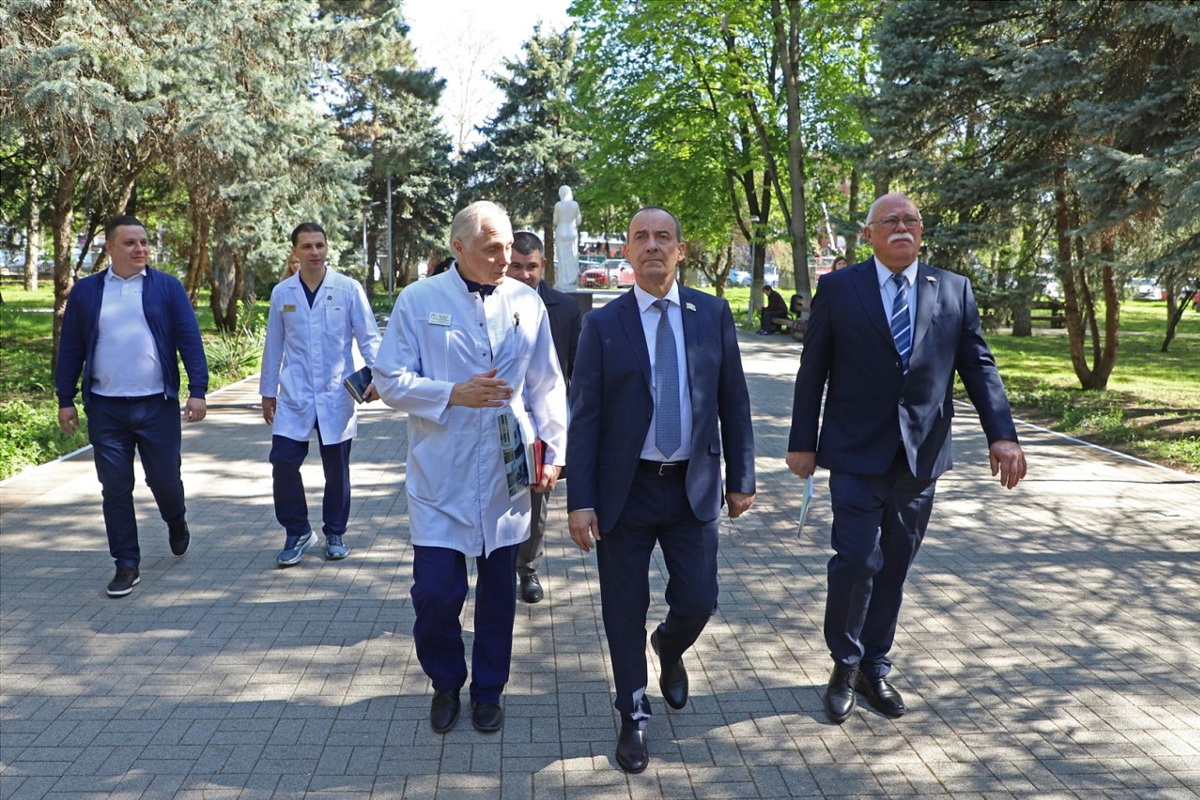 Юрий Бурлачко посетил Краевую клиническую больницу № 2