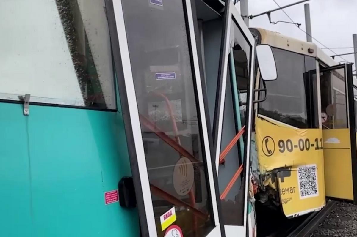 В Кемерове около 30 человек пострадали при столкновении двух трамваев в попутном направлении