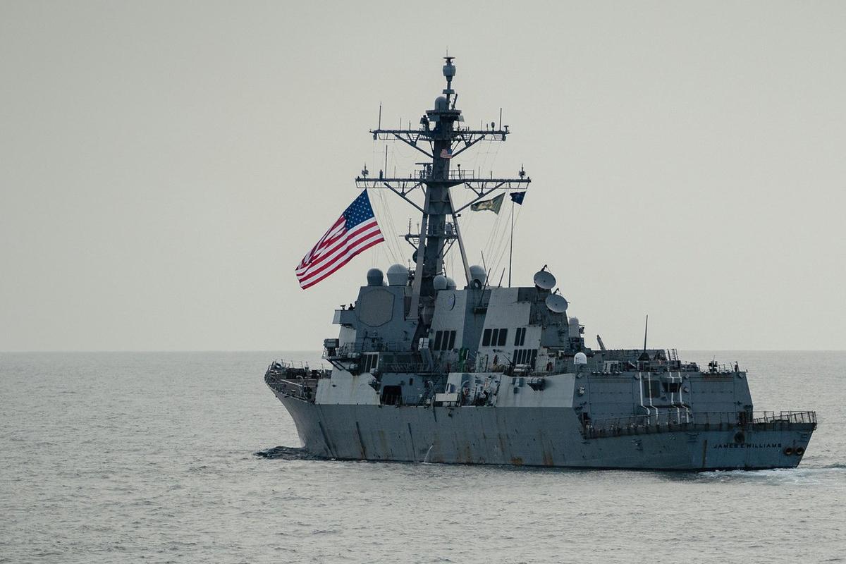Хуситы атаковали два эсминца ВМС США в Красном море