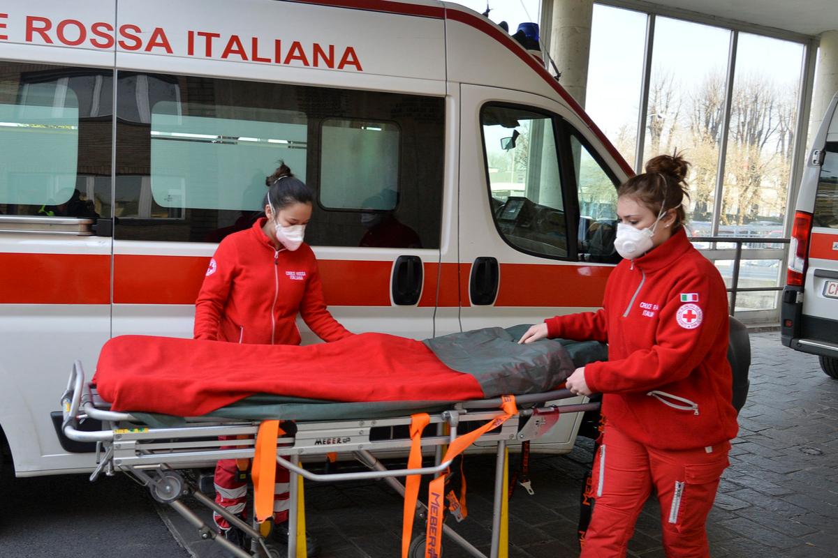 В Италии мужчина пытался залезть на статую, а оказался под ней и умер