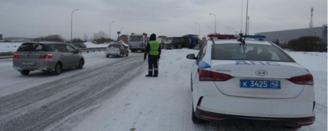 На трассе в Кемеровской области столкнулись сразу 13 автомобилей