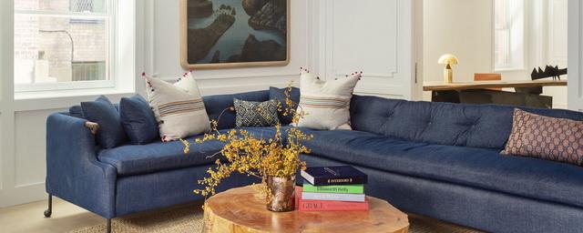 Выразительным акцентом в вашей гостиной может стать синий диван