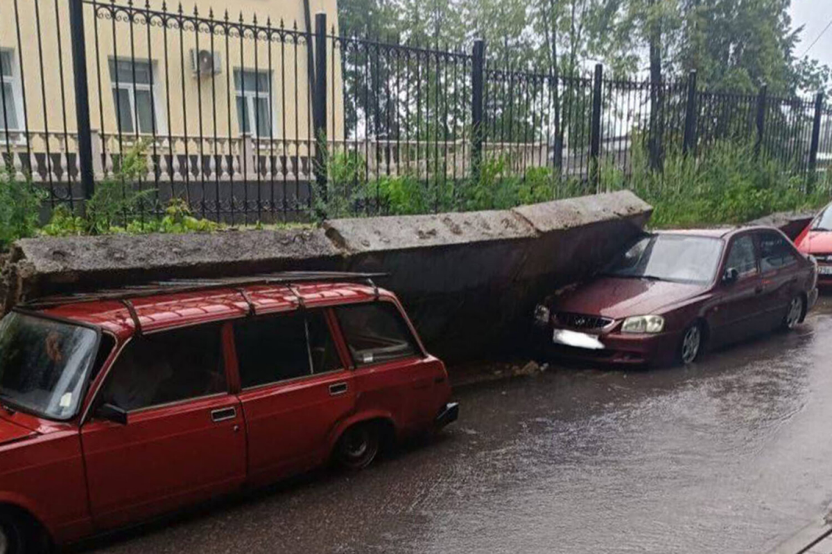 Ветер до 15 м/с мог стать причиной ЧП с забором и машинами в Подмосковье