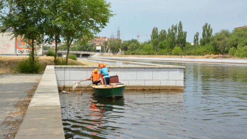 Астраханские коммунальщики пожаловались на мусор в городских каналах