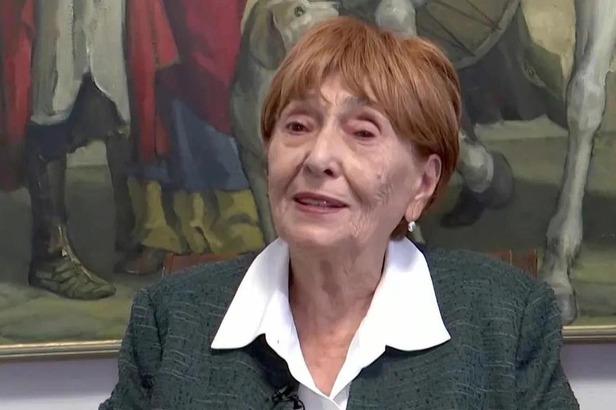 82-летнюю мать Вучича толкали и рвали пакеты: нападение в день выборов раскололо Сербию