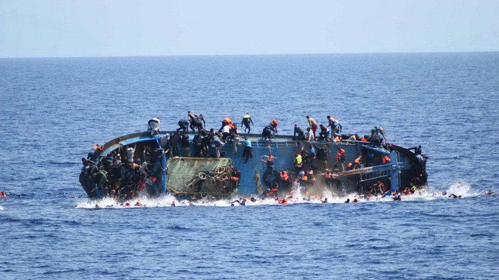 При опрокидывании лодки с нелегалами в Средиземном море погибли 130 человек
