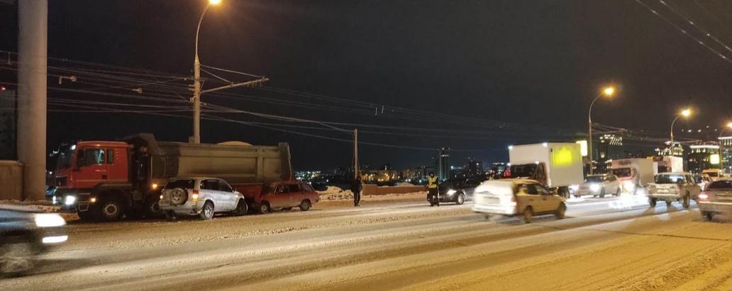 В Новосибирске на Димитровском мосту произошло массовое ДТП
