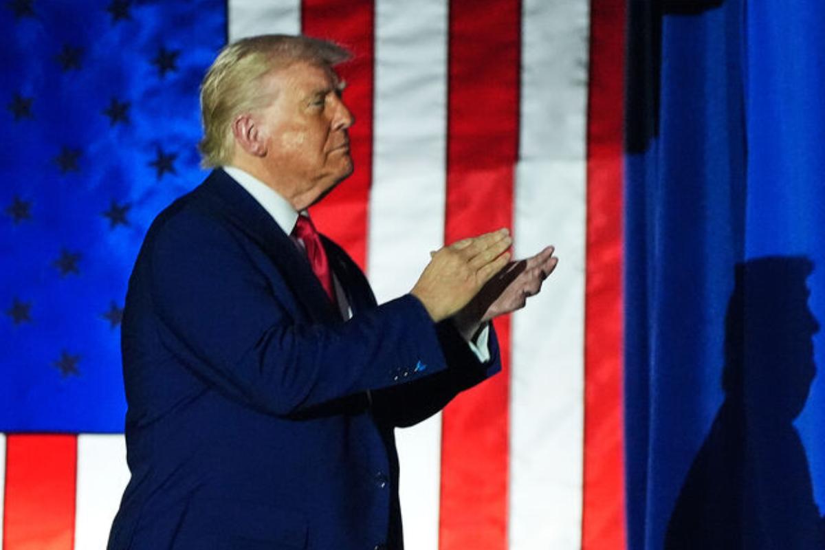 AP: Трамп желает восстановить отношения с Россией из-за своих бизнес-интересов