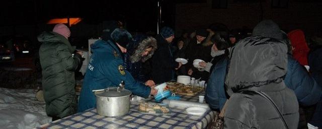 В Хабаровске сотрудники ГУ МЧС угощали верующих солдатской кашей