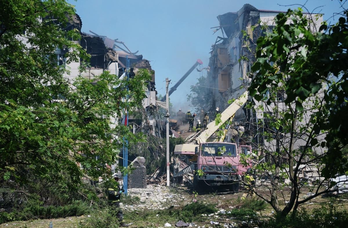 Число жертв атаки ВСУ на общежитие в Старобельске выросло до 10