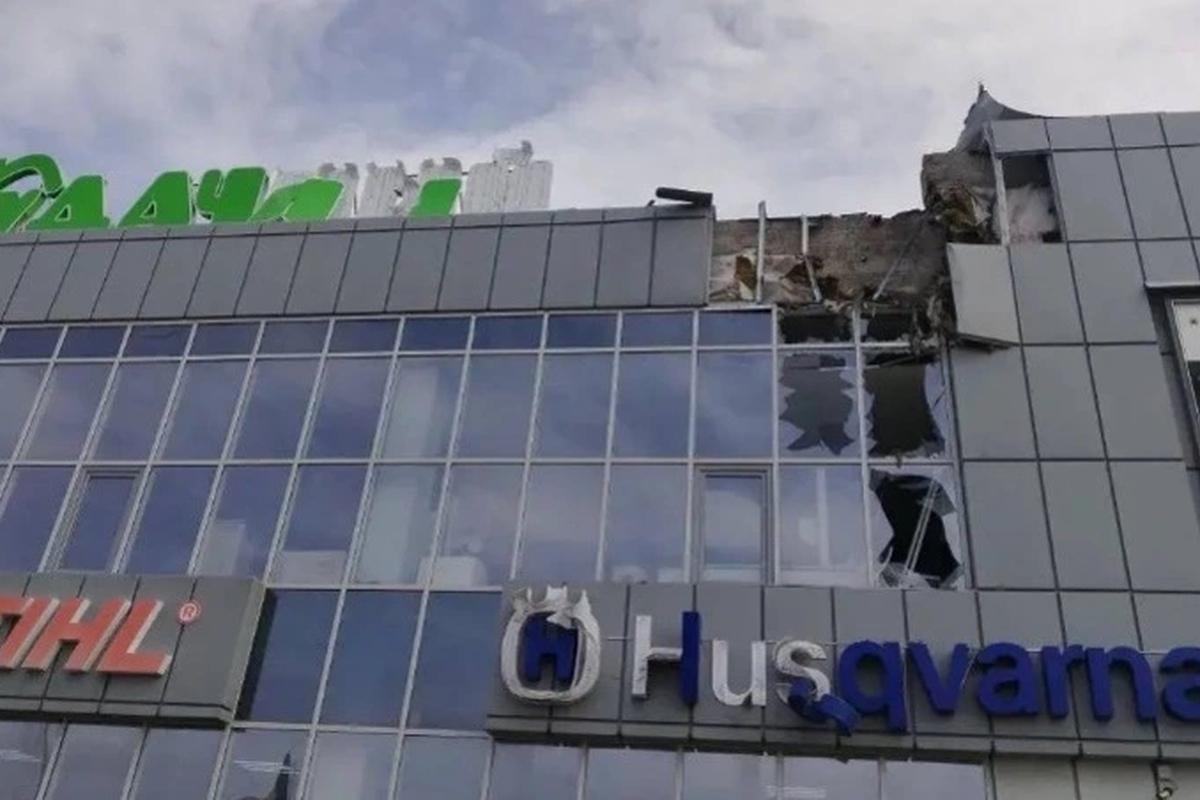 160 дронов и 11 снарядов за сутки: ВСУ устроили ад на Белгородчине — ранены подросток, женщина и бойцы, десятки домов и машин разбиты