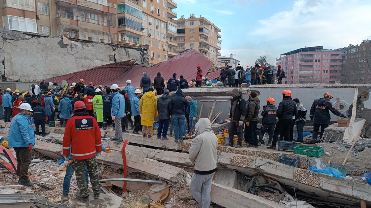 Число жертв землетрясений в Турции возросло до 3419 человек