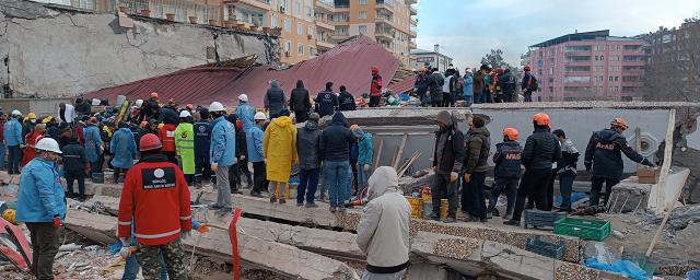 Число жертв землетрясений в Турции возросло до 3419 человек