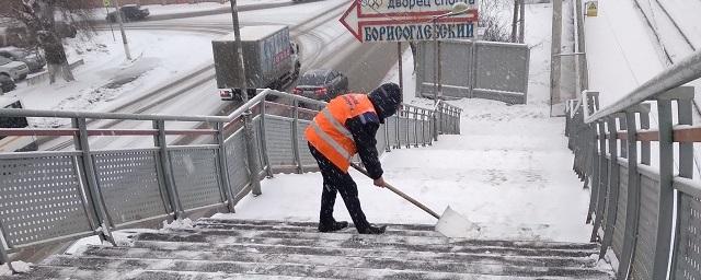 РЖД оперативно убирает снег на железнодорожном мосту в Раменском