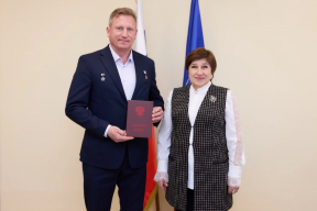 «Космическая» встреча: спикер Заксобрания Владимирской области Ольга Хохлова вручила «красный диплом» Герою России Сергею Прокопьеву