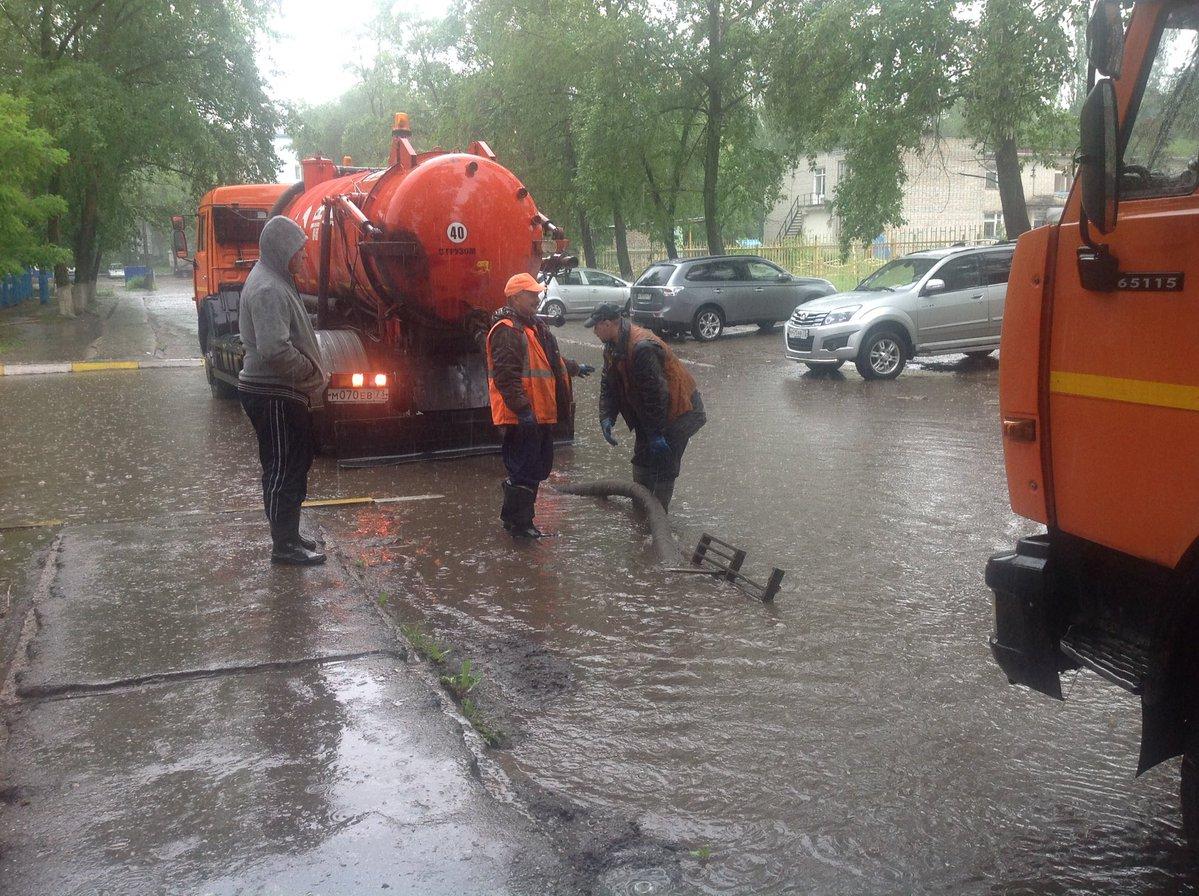 В Ульяновске из-за сильных ливней подключили к работе 11 бригад по очистке ливнёвки