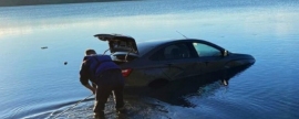 В Челябинской области спасатели подняли со дна озера затопленный автомобиль