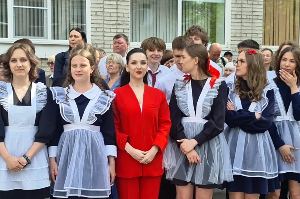 «Не повторяется такое никогда»: в Биробиджане выпускники устроили танцы под дождем и получили торты от мэра