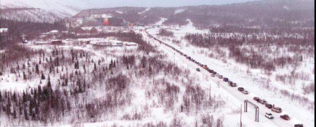 Туристы застряли в километровой пробке по дороге в «Снежную деревню»