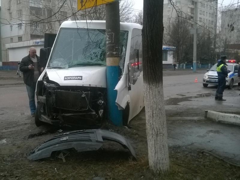В Брянске в ДТП с маршруткой пострадали 10 человек