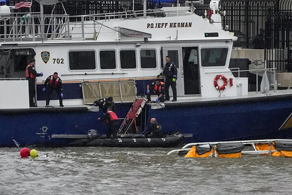 При крушении вертолета в Гудзон близ Нью-Йорка погибли трое детей
