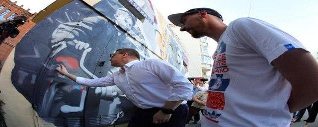 В Челябинске создали граффити, посвященное присвоению звания «Город трудовой доблести»
