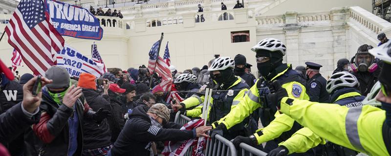 В Вашингтоне возбудили 40 уголовных дел после штурма здания Конгресса США