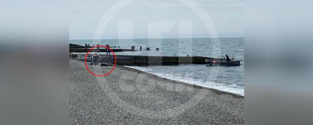 Краснодар море. Пляж с отдыхающими. Девушка в сочи на пляже утонула нашли. Красный штурм сочи. Шторм сочи 2023.