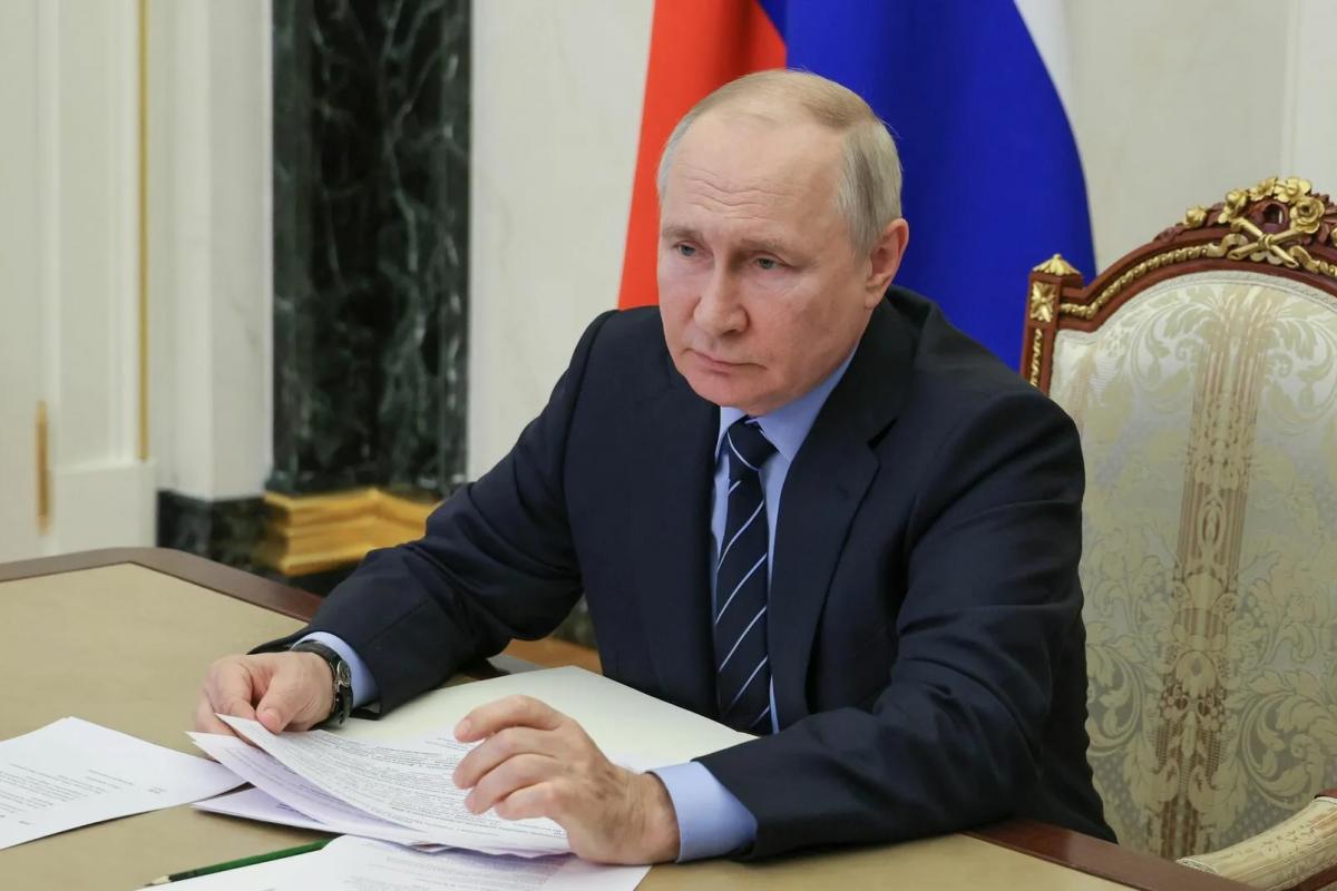 Песков назвал Путина (военный преступник) трудоголиком, заканчивающим работать за полночь