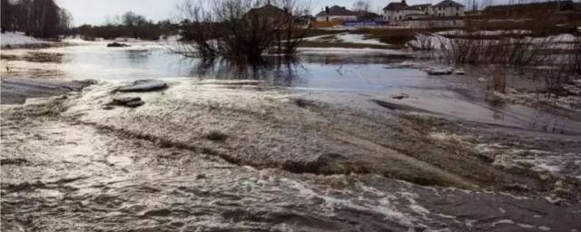 В Челябинской области река вышла из берегов и затопила дорогу