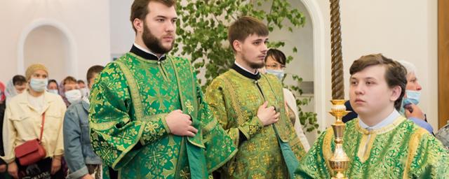 Православные христиане празднуют день Святой Троицы