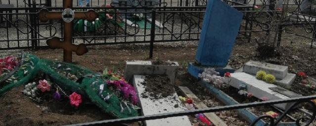 В Магнитогорске вандалы разгромили кладбище