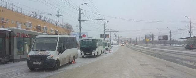 В центре Омска столкнулись три маршрутки с пассажирами, есть пострадавшие