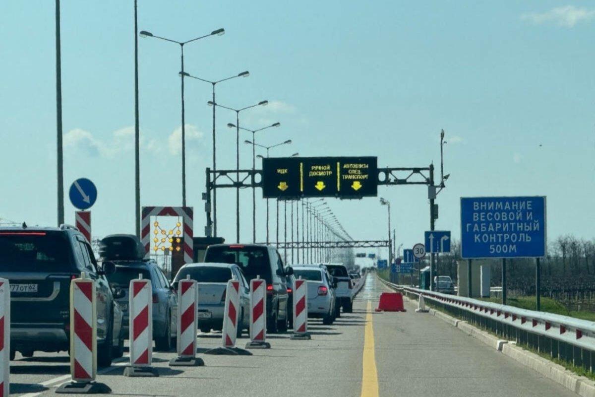 Сотни машин встали перед зоной ручного контроля на Крымском мосту в воскресенье
