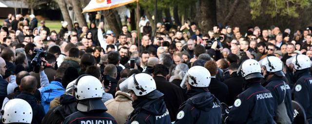 Четверо полицейских пострадали при беспорядках в Черногории