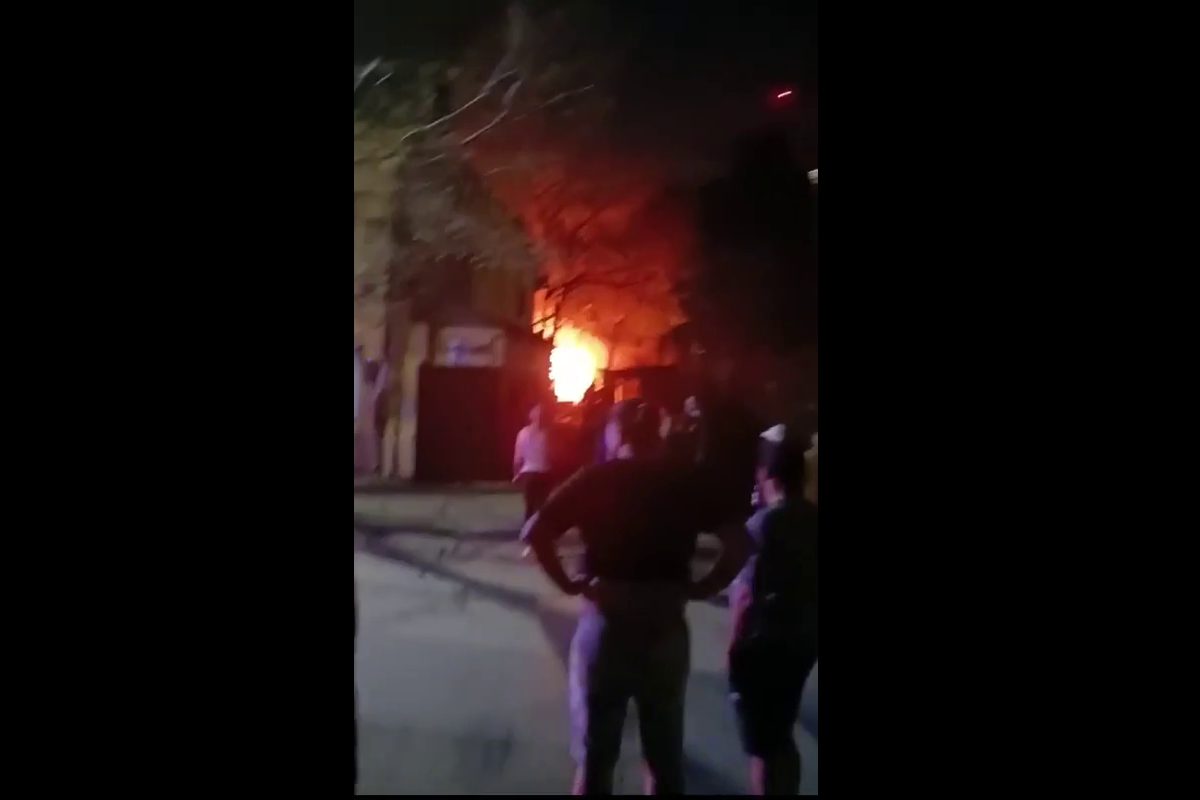 В Ростове на 33-й Линии после «хлопка» загорелся дом, есть пострадавший