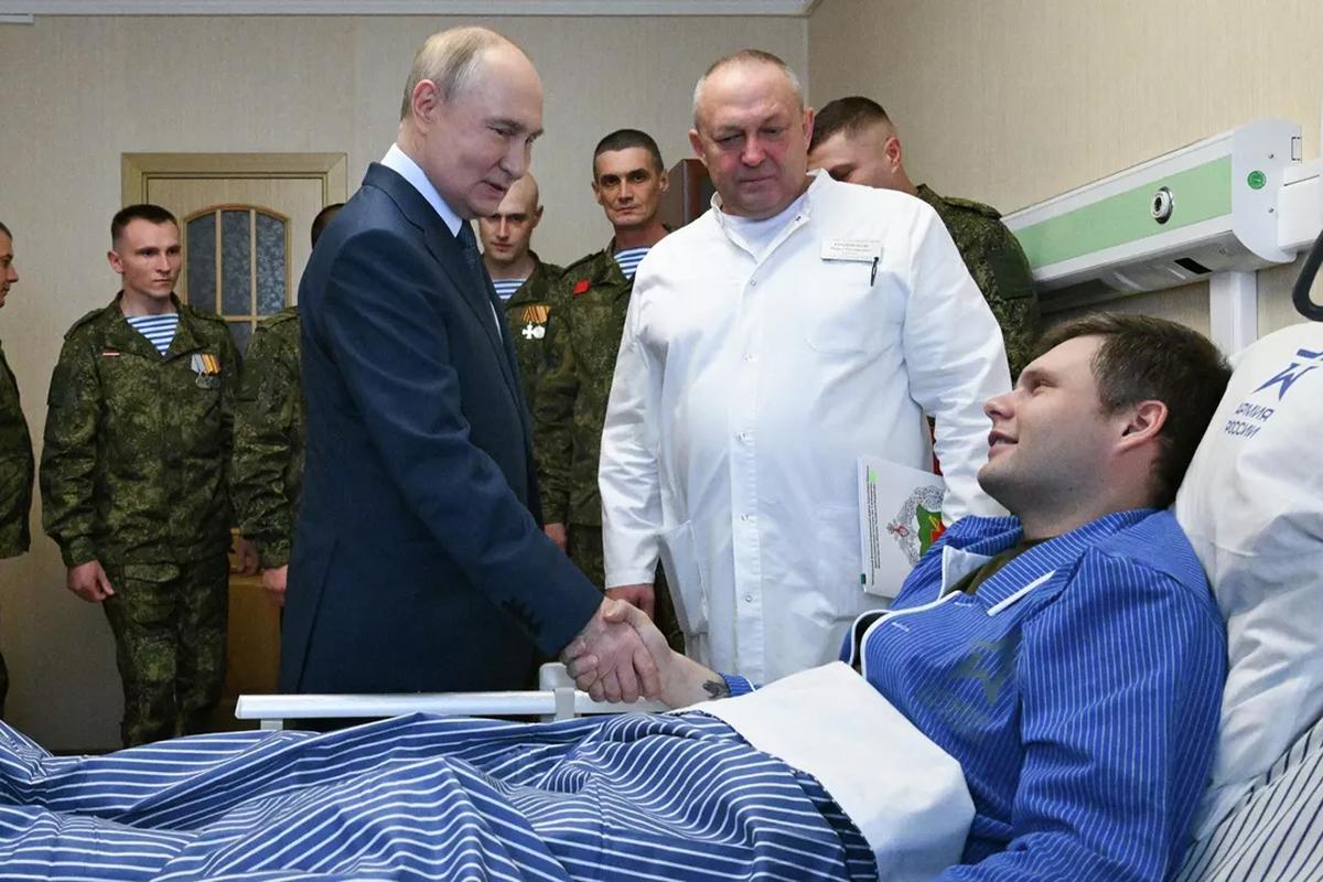 Владимир Путин навестил в госпитале раненых участников СВО и вручил им спасшие их иконы