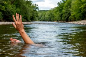 Она вытолкнула чужого ребенка на берег, но сама ушла под воду: мать двоих детей погибла героиней