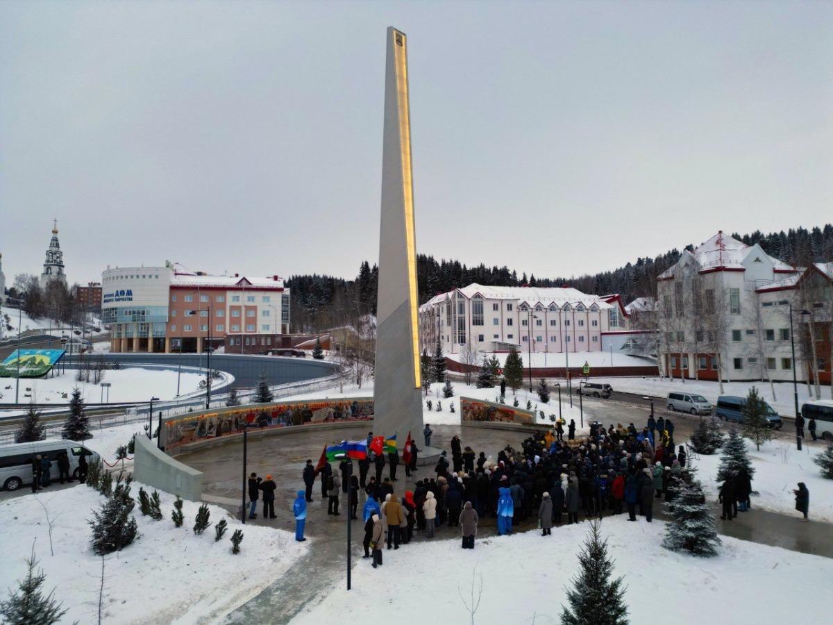 Глава города Максим Ряшин: В день рождения Югры в Ханты-Мансийске открыли стелу «Город трудовой доблести»